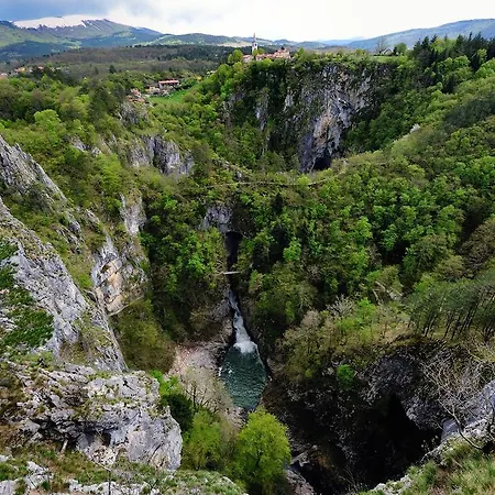 Smrekarjeva Domacija Farmház *