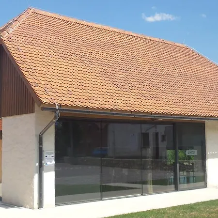 Smrekarjeva Domacija Фермерский дом *